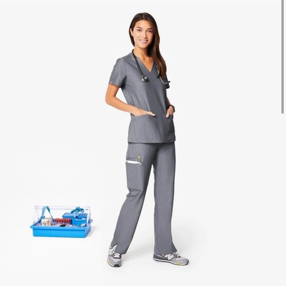 Figs Kade Cargo Scrub Pants - Picture 2 of 13